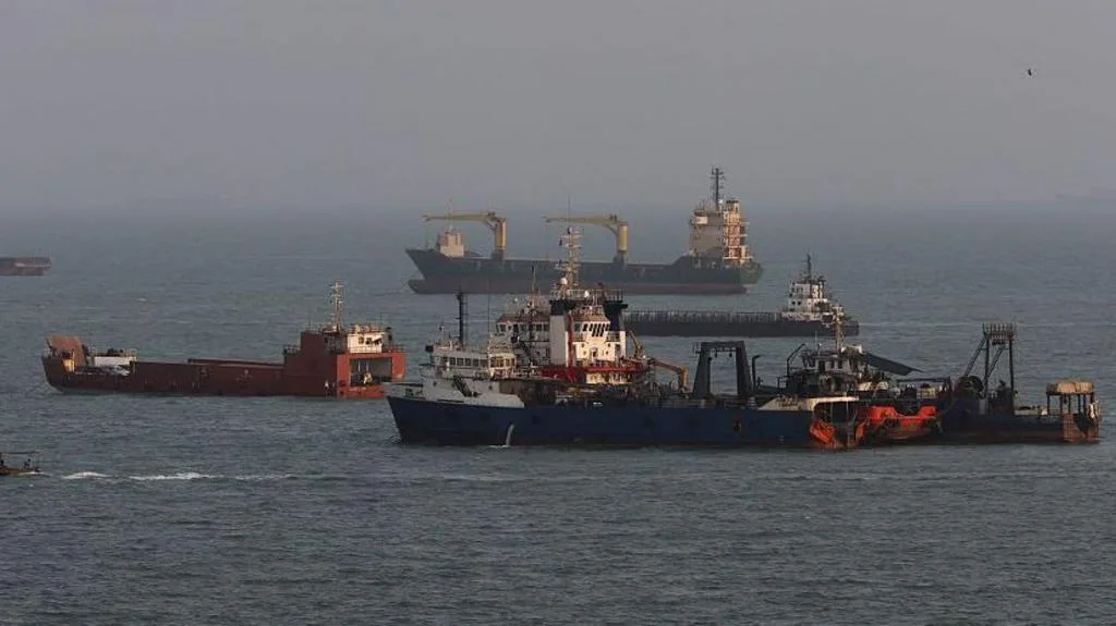 Petrolero saudí Sidr navegando por el estrecho de Ormuz