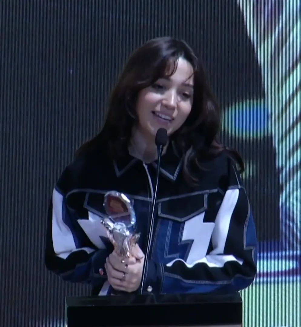 Zeynep Bastık'ın sahne ve müzik kariyeriyle tanınan Türk şarkıcı ve oyuncu portresi