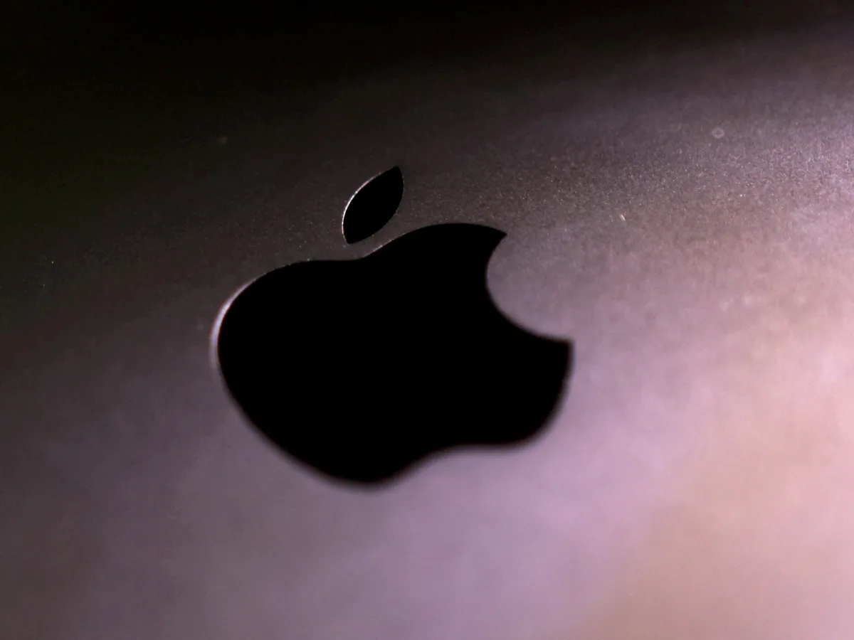 Apple logo and courtroom gavel representing patent case