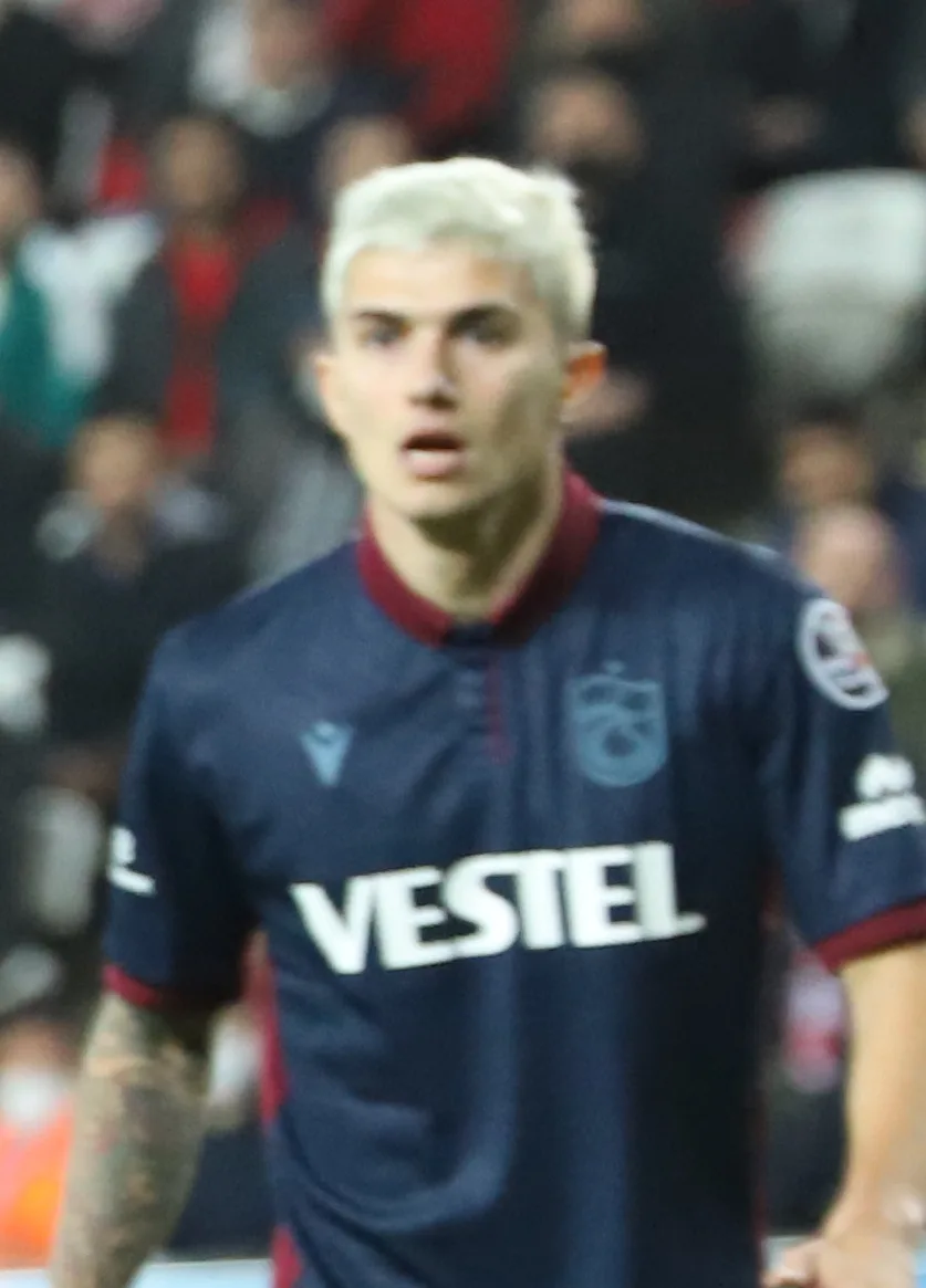 Berat Özdemir'in futbolcu kimliğini yansıtan saha içi portre görseli