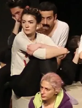 Türk oyuncu Burcu Özberk'i tanıtım amaçlı gösteren portre görseli