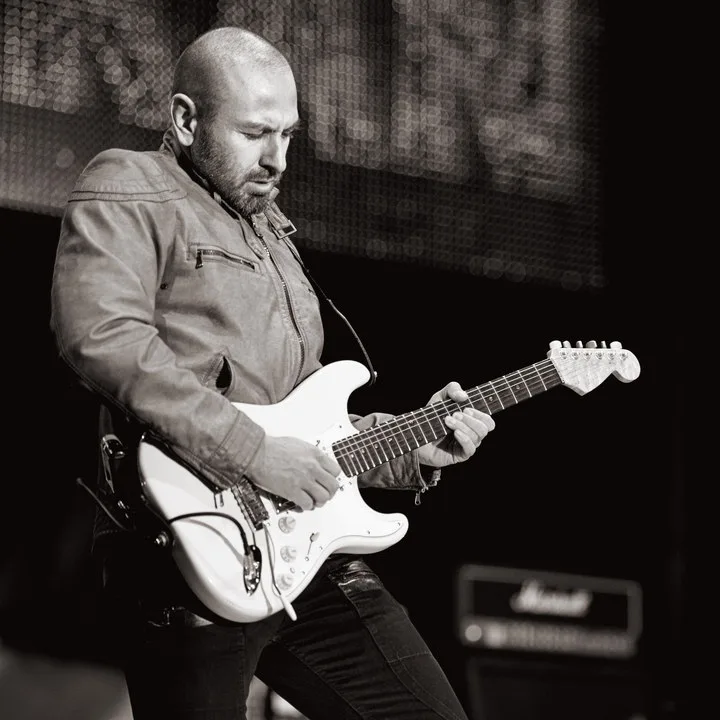 Demir Demirkan’ın gitarist, şarkıcı ve prodüktör kimliğini yansıtan sahne portresi