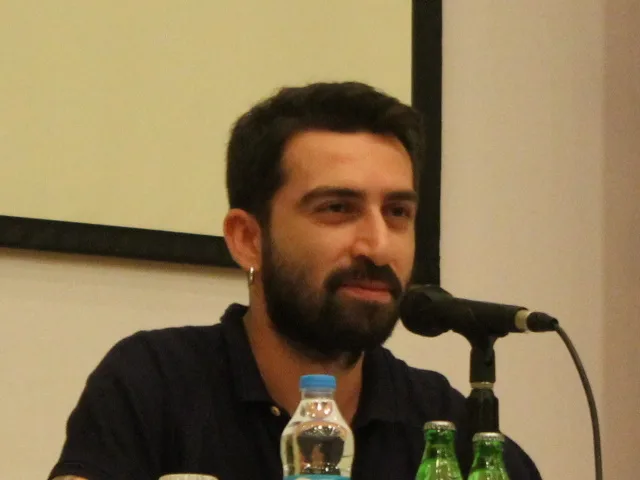 Erdem Yener'in şarkıcı, oyuncu ve yapımcı kimliğiyle tanıtıldığı portre görseli