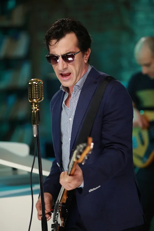 Ayna grubunun solisti, gitaristi ve prodüktörü Erhan Güleryüz portresi