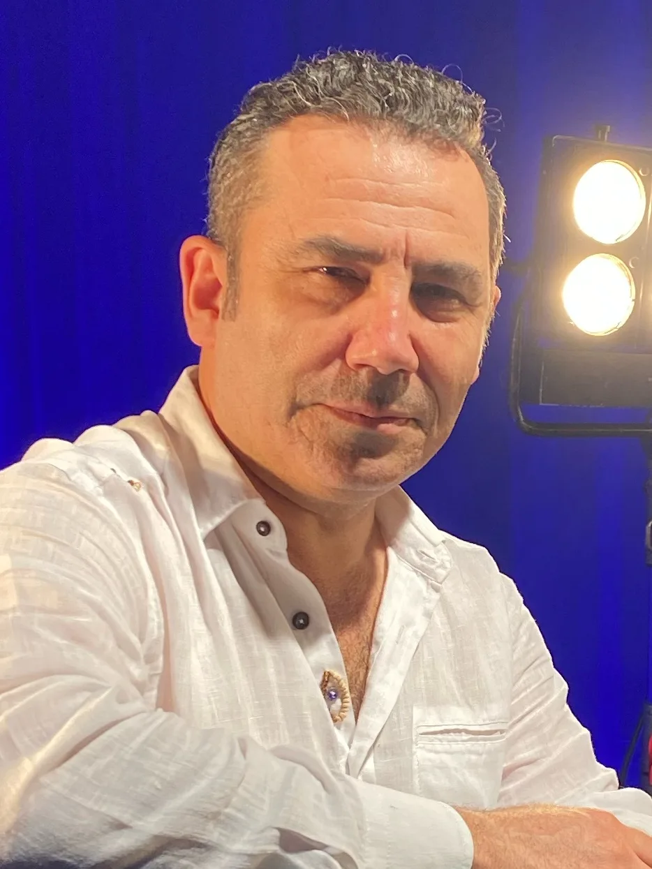 Ferhat Göçer'in sahnede konser performansı sırasında çekilmiş temsili portre görünümü