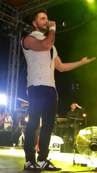 Gökhan Özen'in müzik ve oyunculuk kariyerini yansıtan tanıtım görseli