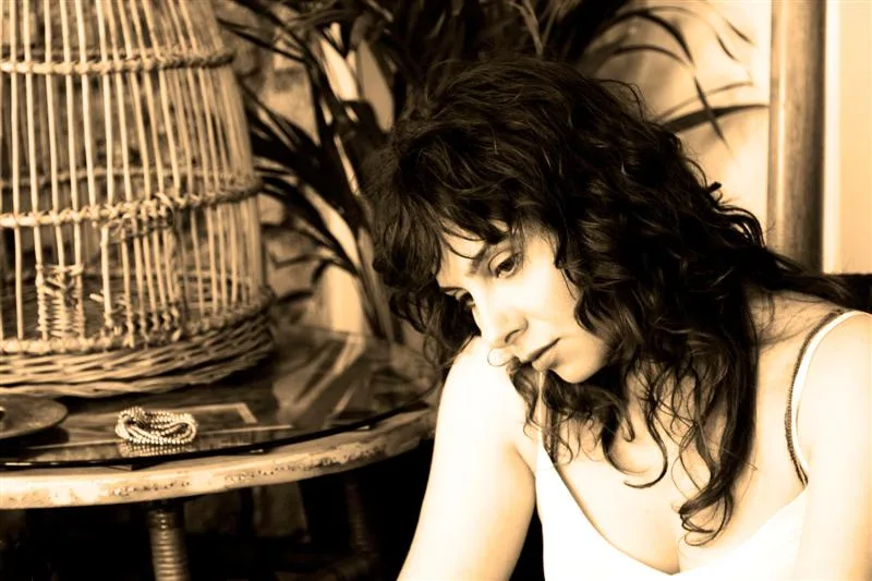 Goncagül Sunar'ın oyunculuk ve müzik kariyerini anlatan portre görseli