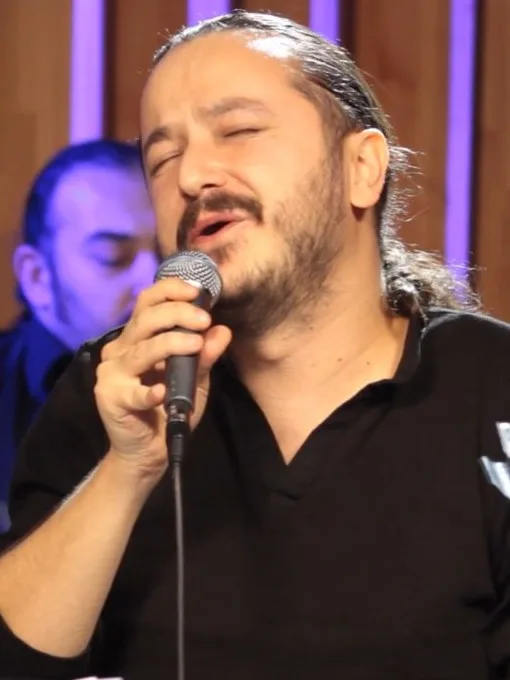 Türk opera sanatçısı Güvenç Dağüstün’ü gösteren portre fotoğrafı
