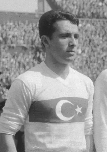 Vefa ve Fenerbahçe formaları giymiş eski millî futbolcu Hilmi Kiremitçi portresi