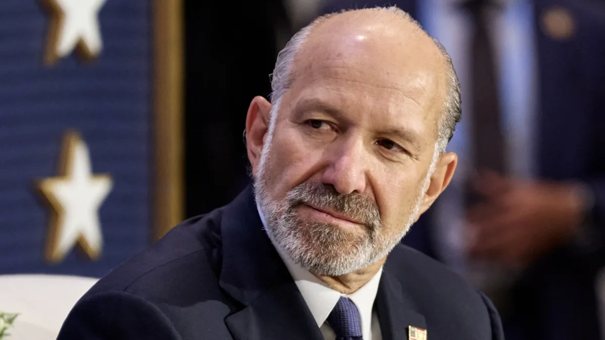 Howard Lutnick en una comparecencia oficial sobre su declaración financiera de 2025