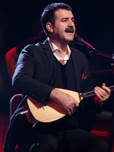 Erzincan doğumlu Türk halk müziği sanatçısı Hüseyin Turan’ın bir sahne performansı