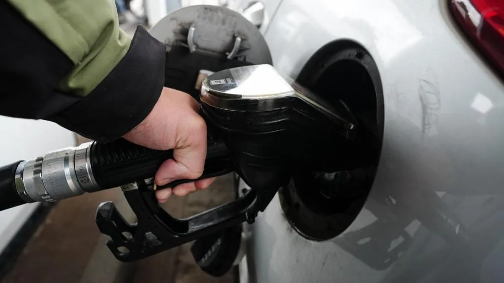Surtidor de combustible en una gasolinera del Reino Unido