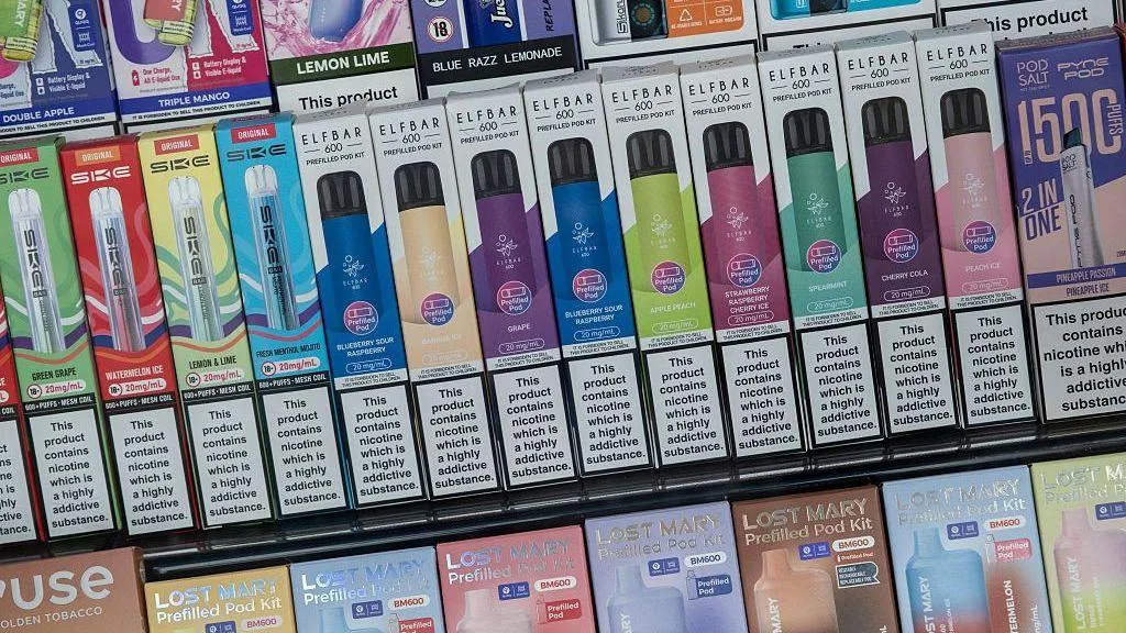 Cigarrillos electrónicos y botellas de e-líquido en una tienda de vapeo