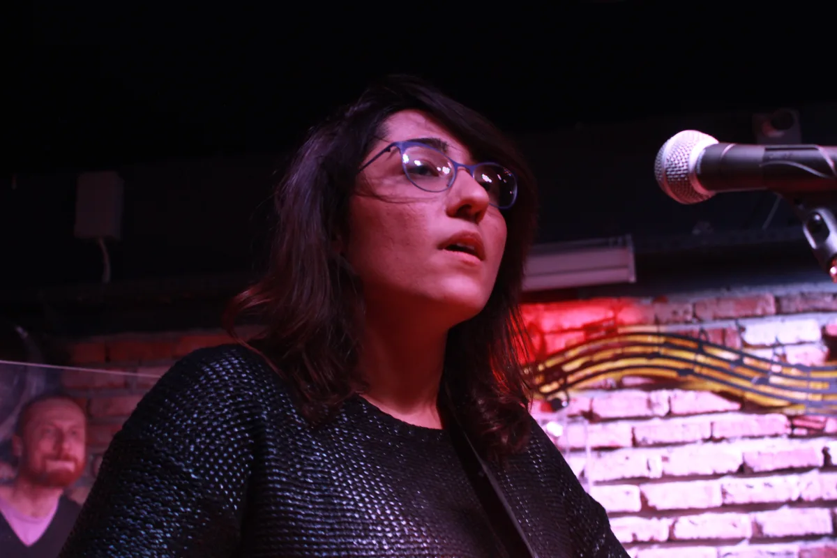 Kalben'in sahnede gitarıyla performans sergilediği bir konser anını betimleyen görsel