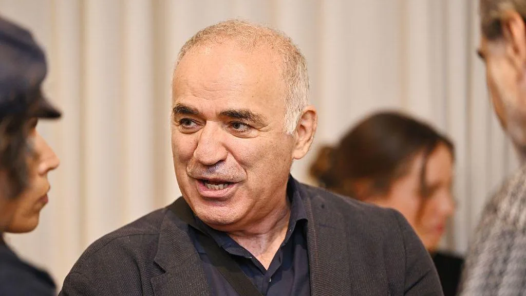 Garry Kasparov speaking after receiving security warnings