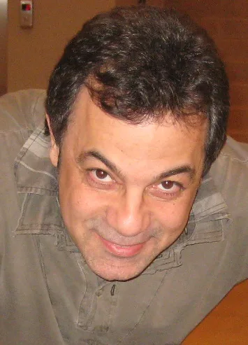Kerem Alışık’ın oyunculuk ve sunuculuk kariyerini yansıtan portre görseli