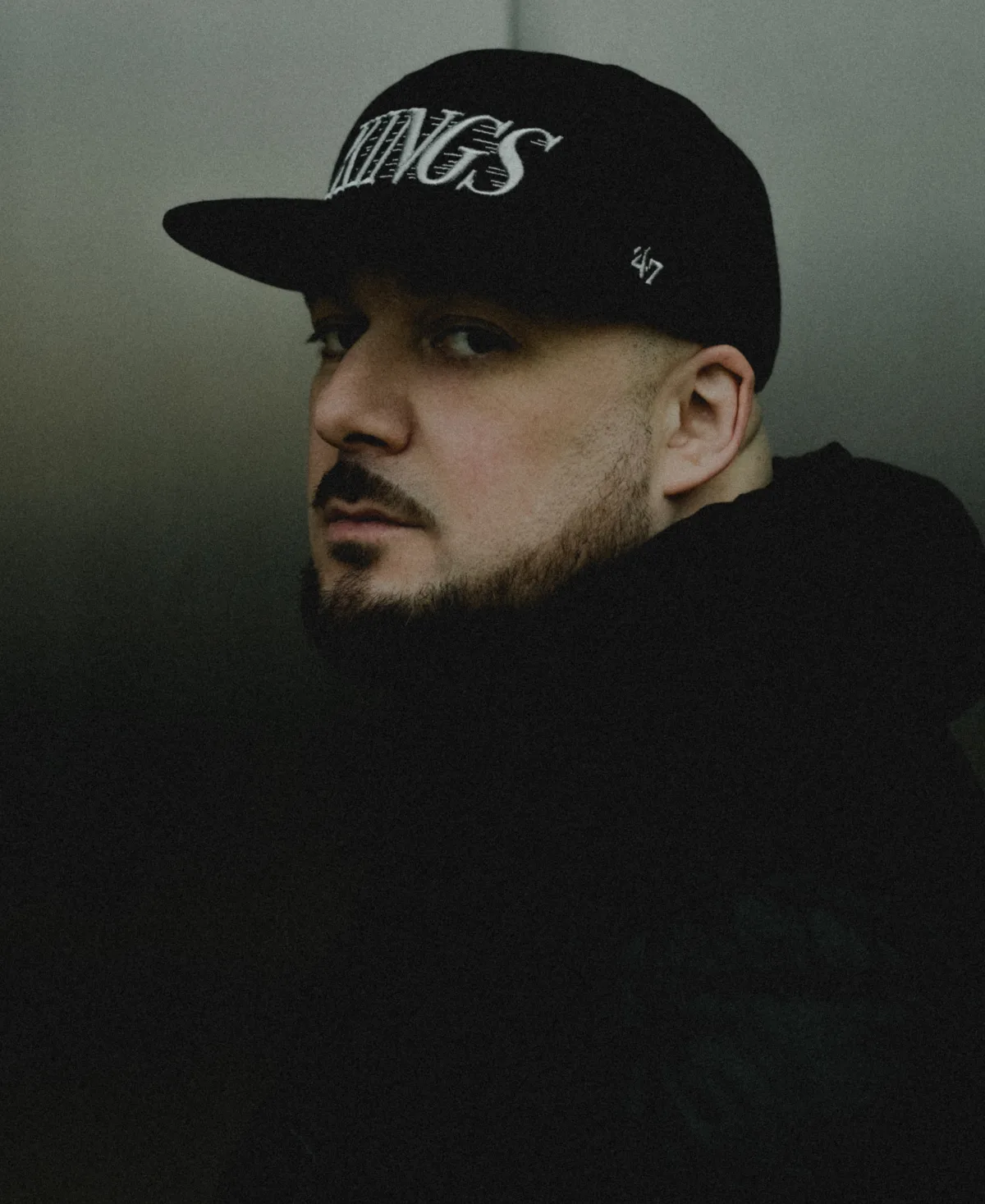 Kool Savas'ın, Türk asıllı Alman rapçi ve söz yazarı olarak tanındığı bir portre fotoğrafı