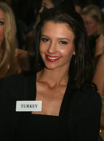 Leyla Lydia Tuğutlu'nun oyuncu ve model kimliğini yansıtan portre görseli