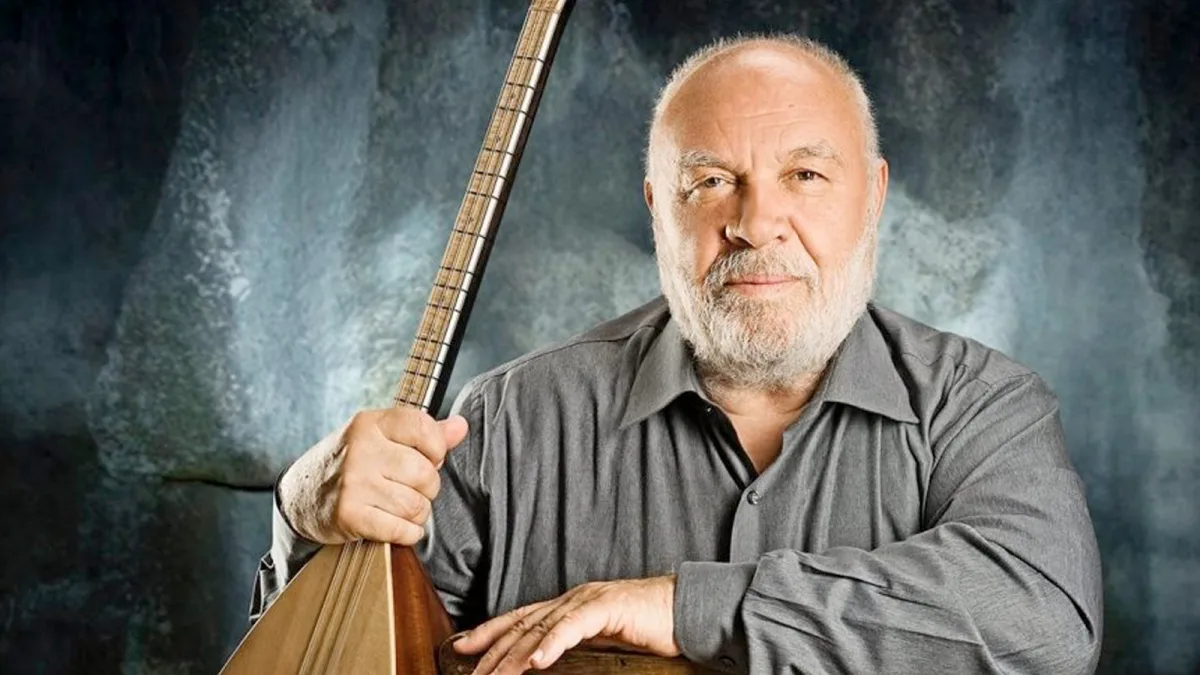 Türk halk müziği sanatçısı Musa Eroğlu'nun sahne performansını anlatan görsel