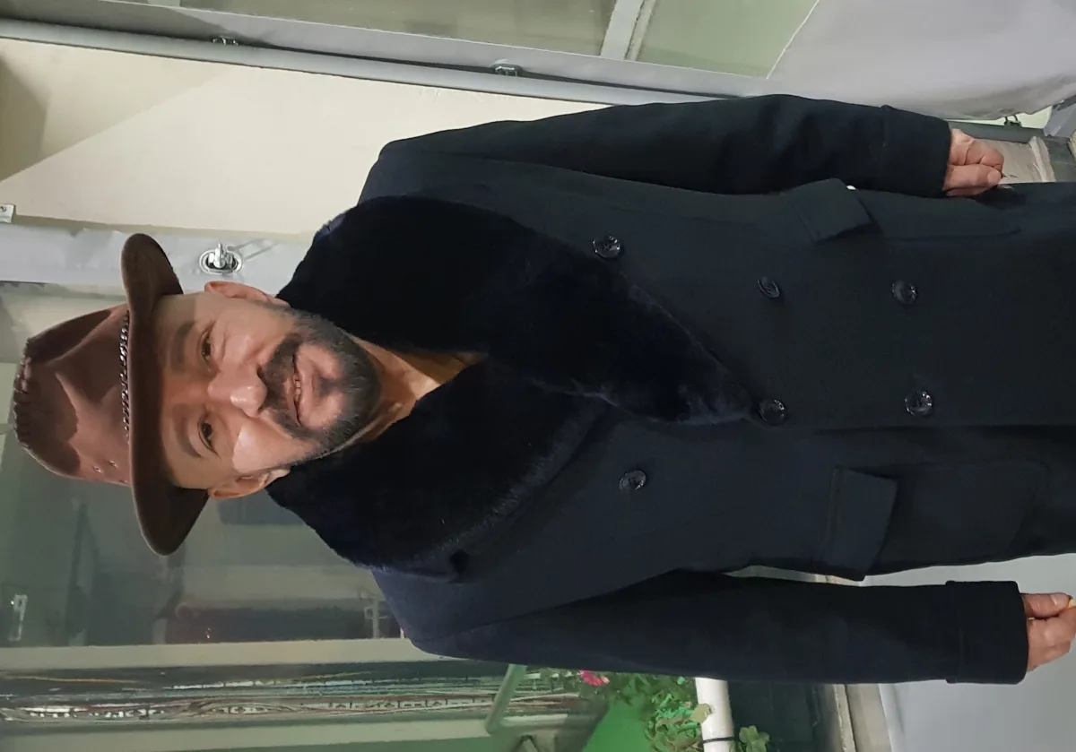 Mustafa Topaloğlu’nun sahne kimliğiyle tanınan Türk şarkıcı olarak portre görüntüsü
