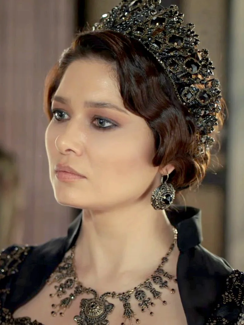 Türk dizi, film ve tiyatro oyuncusu Nurgül Yeşilçay’ın portre fotoğrafı