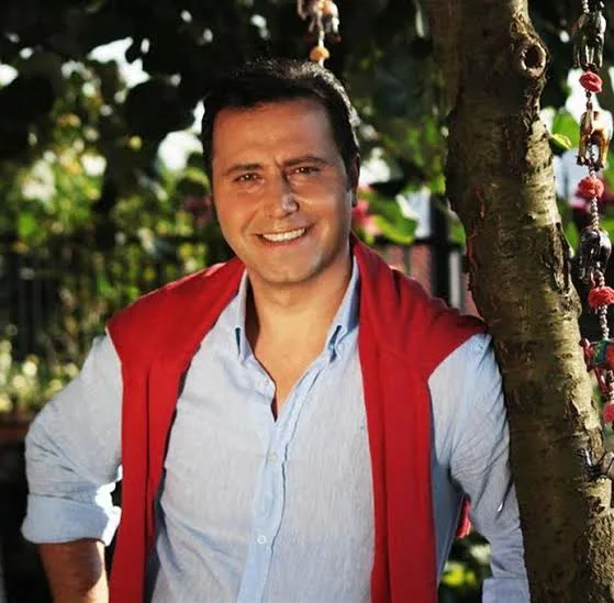 Türk halk müziği sanatçısı Orhan Hakalmaz'ın sahne veya portre fotoğrafı