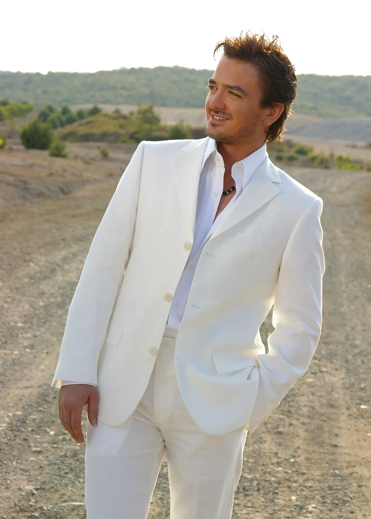 Orhan Ölmez'in müzik ve televizyon kariyerini temsil eden portre görseli açıklaması
