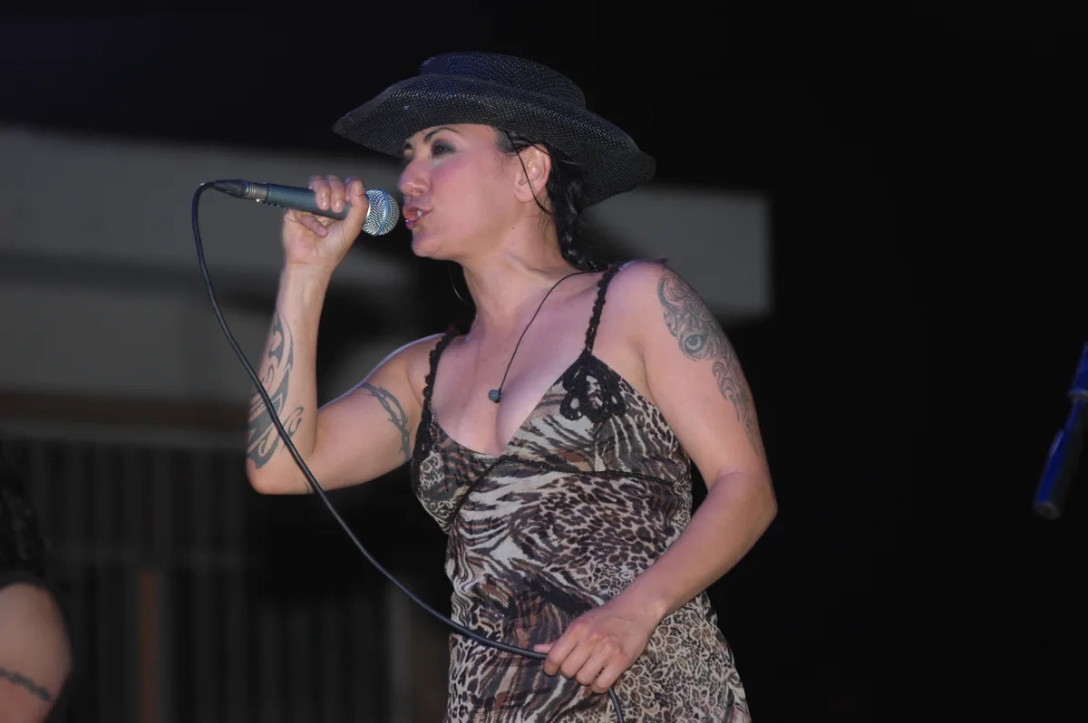 Sahne kariyeri ve rock müzik çalışmalarıyla tanınan şarkıcı Özlem Tekin portresi