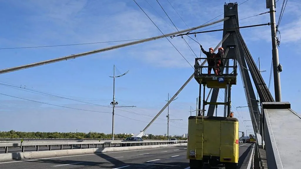 Puente de Kyiv dañado tras un ataque ruso