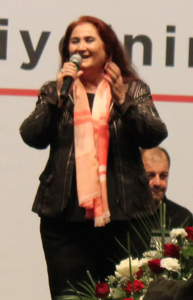 Türk halk müziği sanatçısı ve eski milletvekili Sabahat Akkiraz'ın portresi