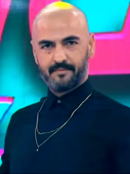 Türk pop müzik şarkıcısı ve şarkı yazarı Soner Sarıkabadayı'nın portre görseli