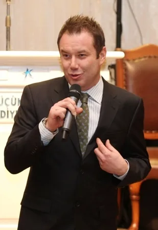 Sunucu, oyuncu ve senarist Şoray Uzun'un televizyon kariyerini yansıtan portre fotoğrafı
