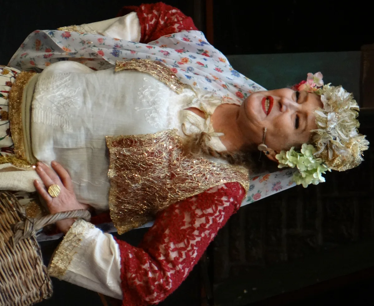 Suzan Kardeş'in oyunculuk, müzik ve makyaj kariyerini yansıtan temsili portre