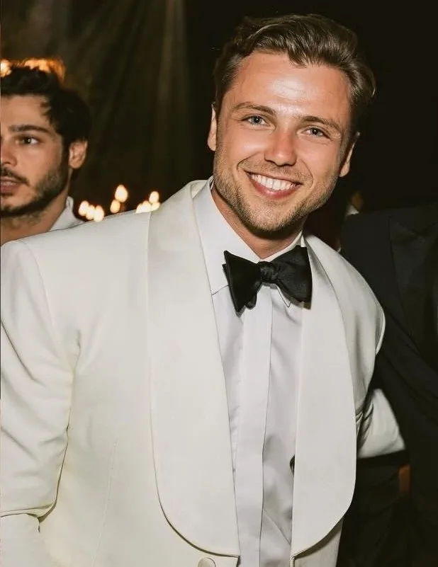 Tolga Sarıtaş'ın dizi ve sinema kariyerini anlatan portre görseli