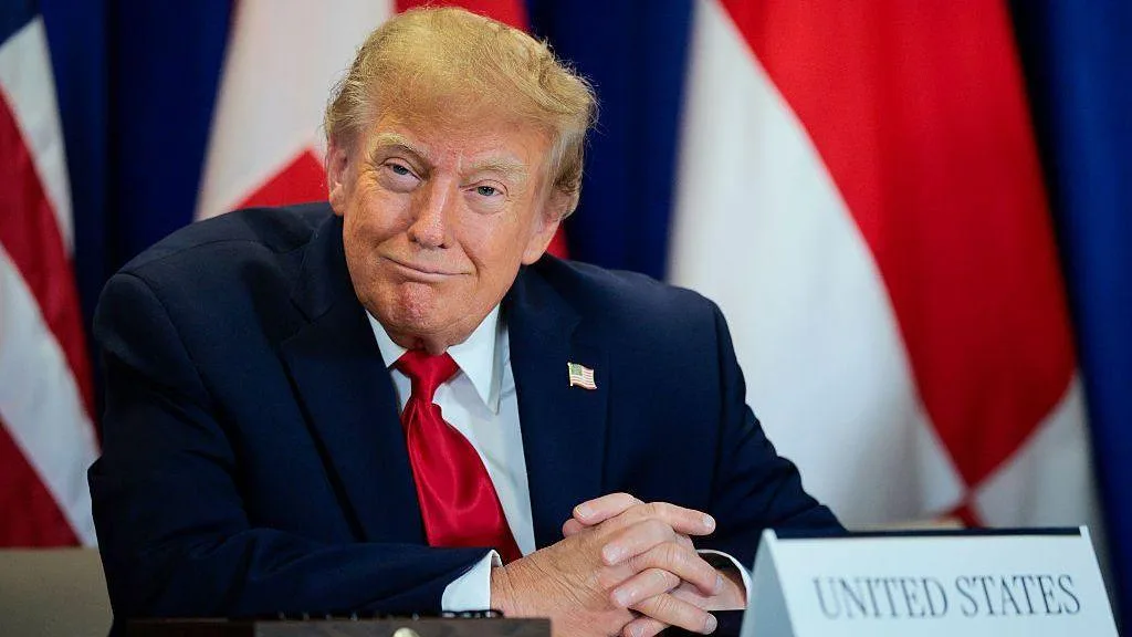Pantalla con un dominio .si y referencia a Donald Trump