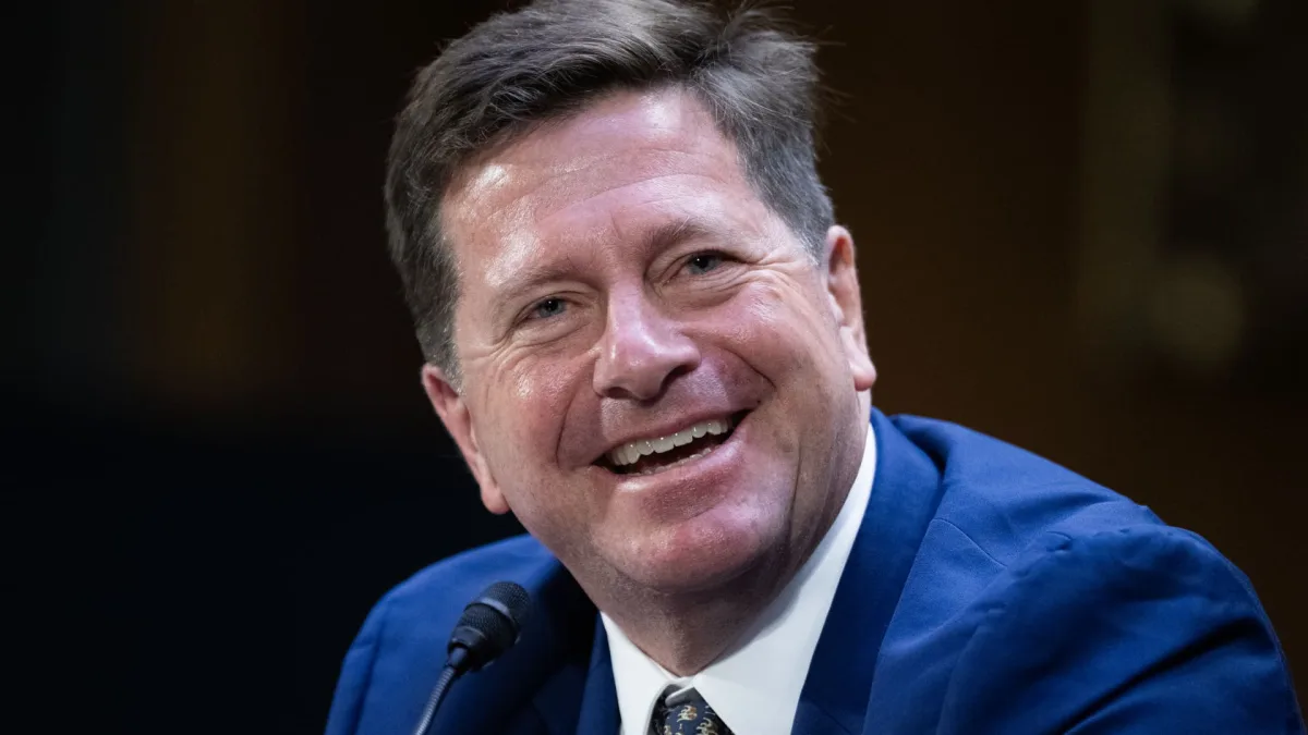 Jay Clayton y Donald Trump en la Casa Blanca por la nueva estrategia de inteligencia artificial