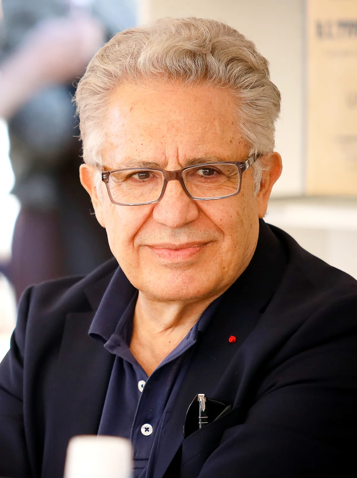 Zülfü Livaneli'nin müzik, edebiyat ve sinema çalışmalarıyla tanınan portre görseli