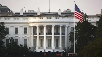 Beyaz Saray önünde, Trump konuşmalarıyla ilgili bahis cezası haberini simgeleyen görüntü