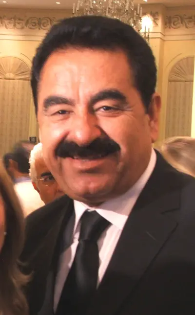 Şanlıurfa doğumlu sanatçı İbrahim Tatlıses'in sahne veya televizyon programı sırasındaki portresi