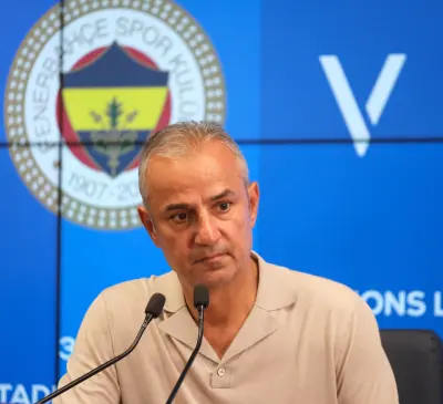 İsmail Kartal'ın saha kenarında Fenerbahçe teknik direktörü olarak görüntüsü