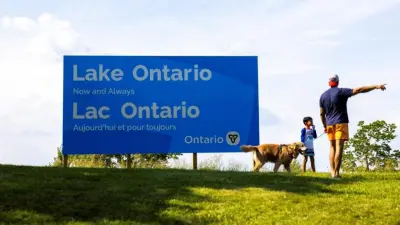 Cartel de Lake Ontario colocado en la costa por Ontario