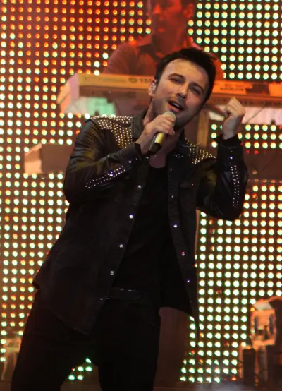 Türk şarkıcı-şarkı yazarı Tarkan'ın sahne performansını yansıtan temsili portre