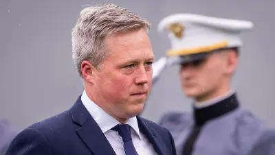 Dan Driscoll, secretario del Ejército de EE. UU., durante un acto oficial