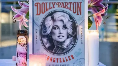 Dolly Parton en un homenaje en Nashville tras su funeral familiar