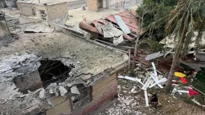 İran'ın Sirik kentinde düğün evinin yakınındaki yıkım ve hasar gören yapılar