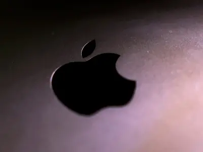 Apple logo and courtroom gavel representing patent case