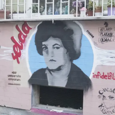 Sahnede mikrofonla performans sergileyen Türk şarkıcı ve besteci Selda Bağcan